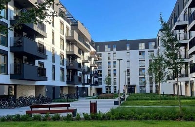 Location d’un appartement élégant de 3 pièces, 49 m², avec balcon dans le quartier Czyżyny, Cracovie, Pologne